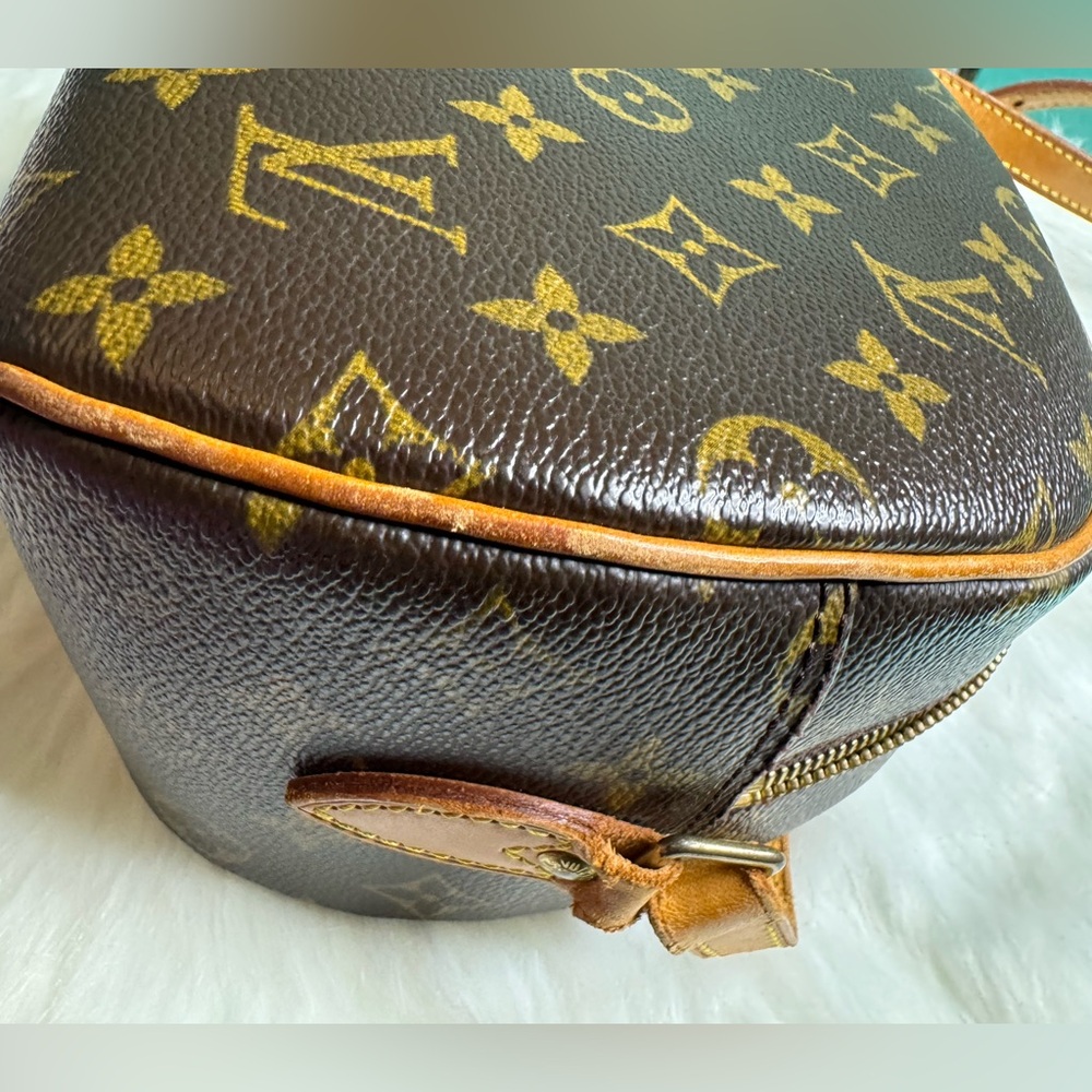 [SOLD] LV Monogram Crossbody Bag - Picture 7 of 16